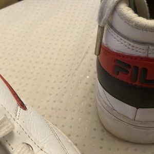 Fila Kids White Black and Red Low-Top SneakersNOT KIDS UNISEX. SIZE 7 woman’s